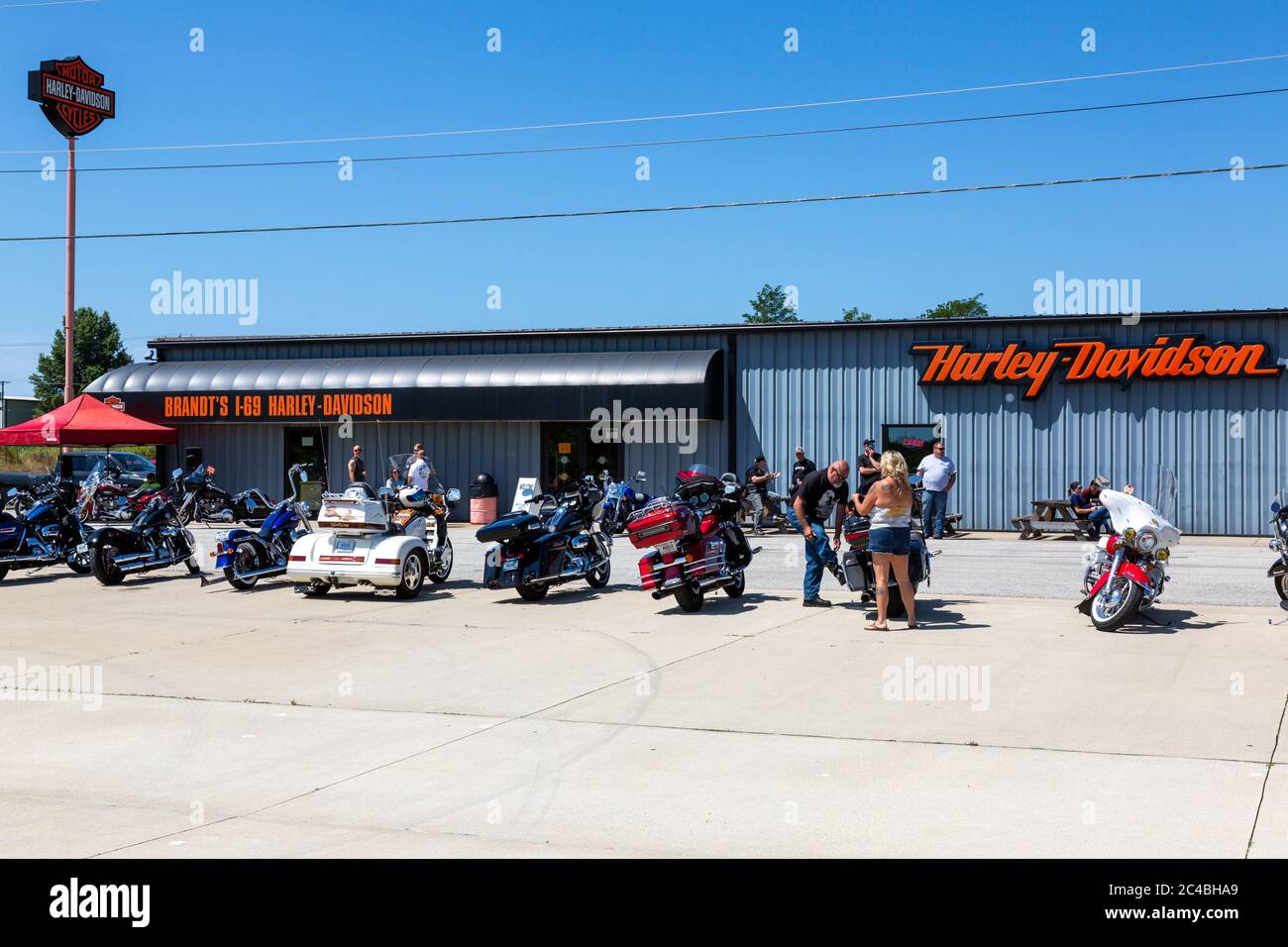 Les motards se rassemblent pour la fête « Too Broy for Sturgis » à la concession de motos I-69 Harley Davidson de Brandt à Marion, Indiana, États-Unis. Banque D'Images