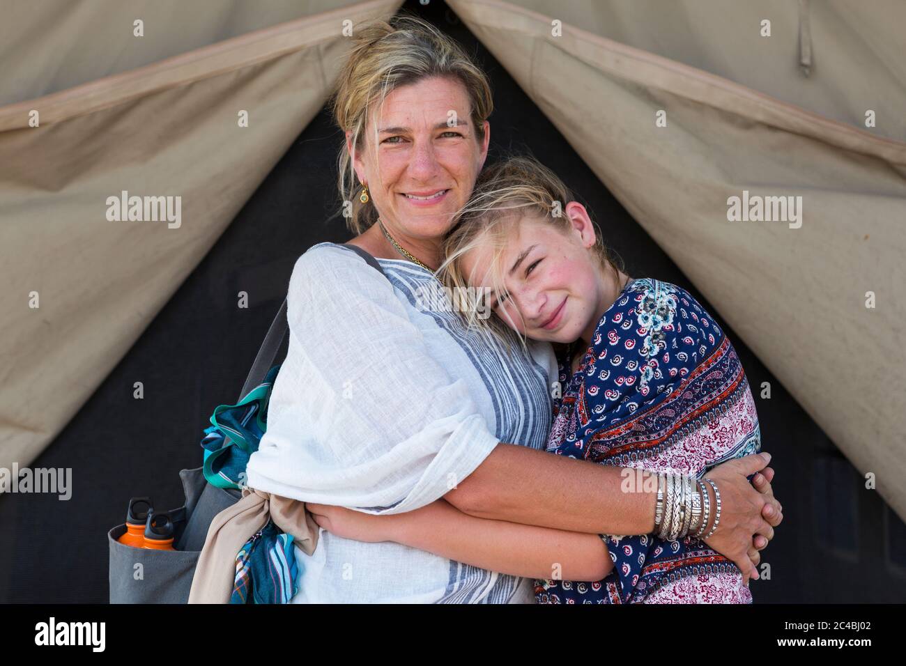 Mère et sa jeune fille adolescente à l'extérieur d'une tente. Banque D'Images