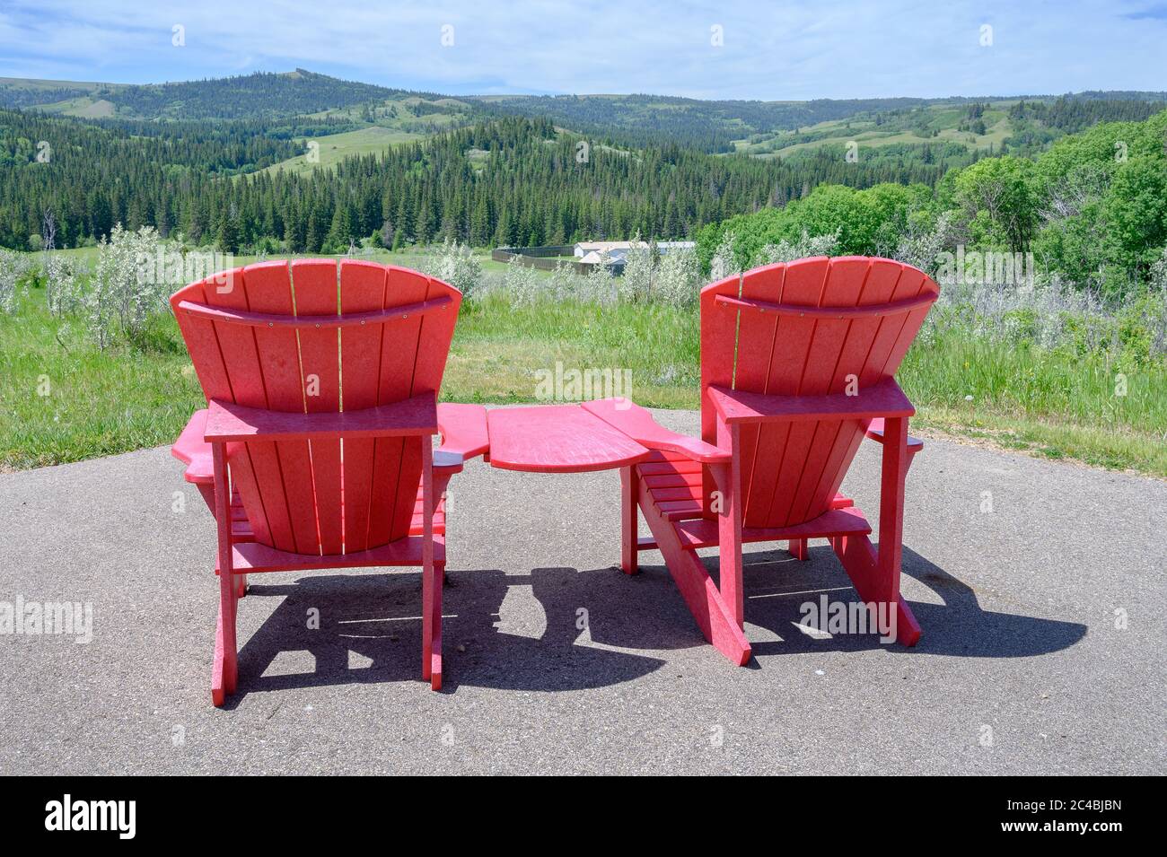 Chaises rouges au lieu historique national du fort-Walsh, dans les collines Cypress de la Saskatchewan, Canada Banque D'Images