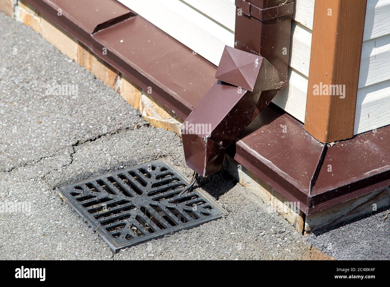 Tuyau D Evacuation Des Eaux Pluviales Sur Le Mur De La Facade Du Batiment Avec Drainage Des Eaux Pluviales Dans Le Systeme D Evacuation Avec Grille D Egout Photo Stock Alamy