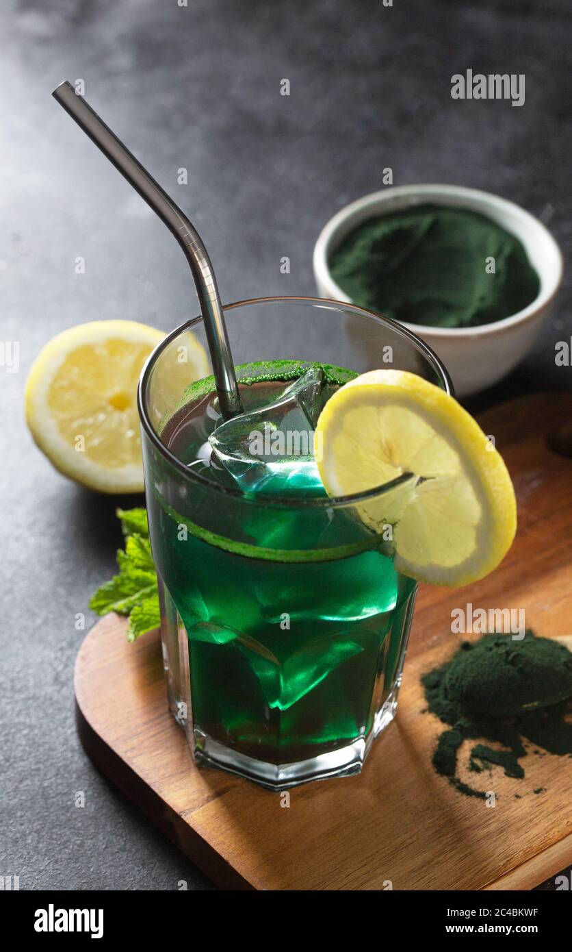 Boisson verte préparée avec une seule chlorelle d'algues vertes en cellules. Détox superfood dans le verre. Sombre et moody Banque D'Images