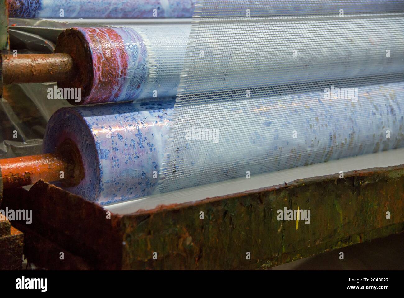 Machine de fabrication de maille de fibre de verre en usine, matériaux de  construction pour l'isolation murale Photo Stock - Alamy