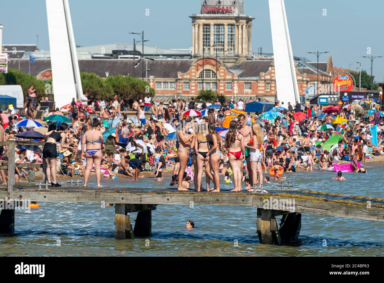 Malgré le blocage du coronavirus COVID-19, des foules se sont rendues sur les plages de Southend on Sea, Essex, Royaume-Uni. Jeunes, adolescents regroupés à proximité Banque D'Images
