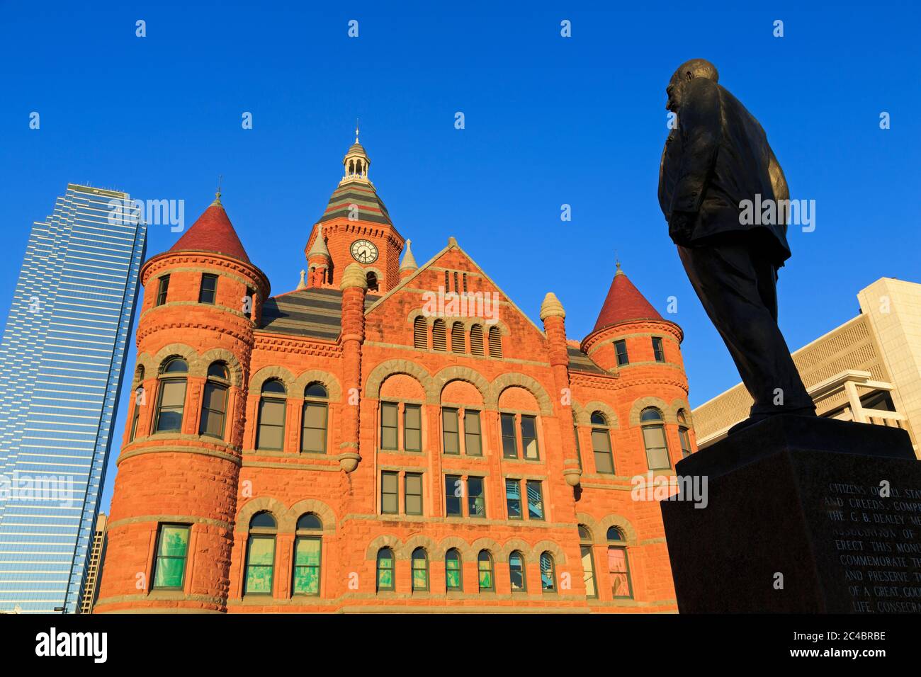 Statue de George Dealey et Old Red Museum, Dealey Plaza, Dallas, Texas, États-Unis Banque D'Images