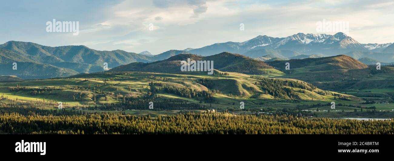 Vue panoramique depuis Studhorse Mountain Road à Winthrop, Washington, en regardant vers le sud, le sud-ouest au coucher du soleil. Banque D'Images