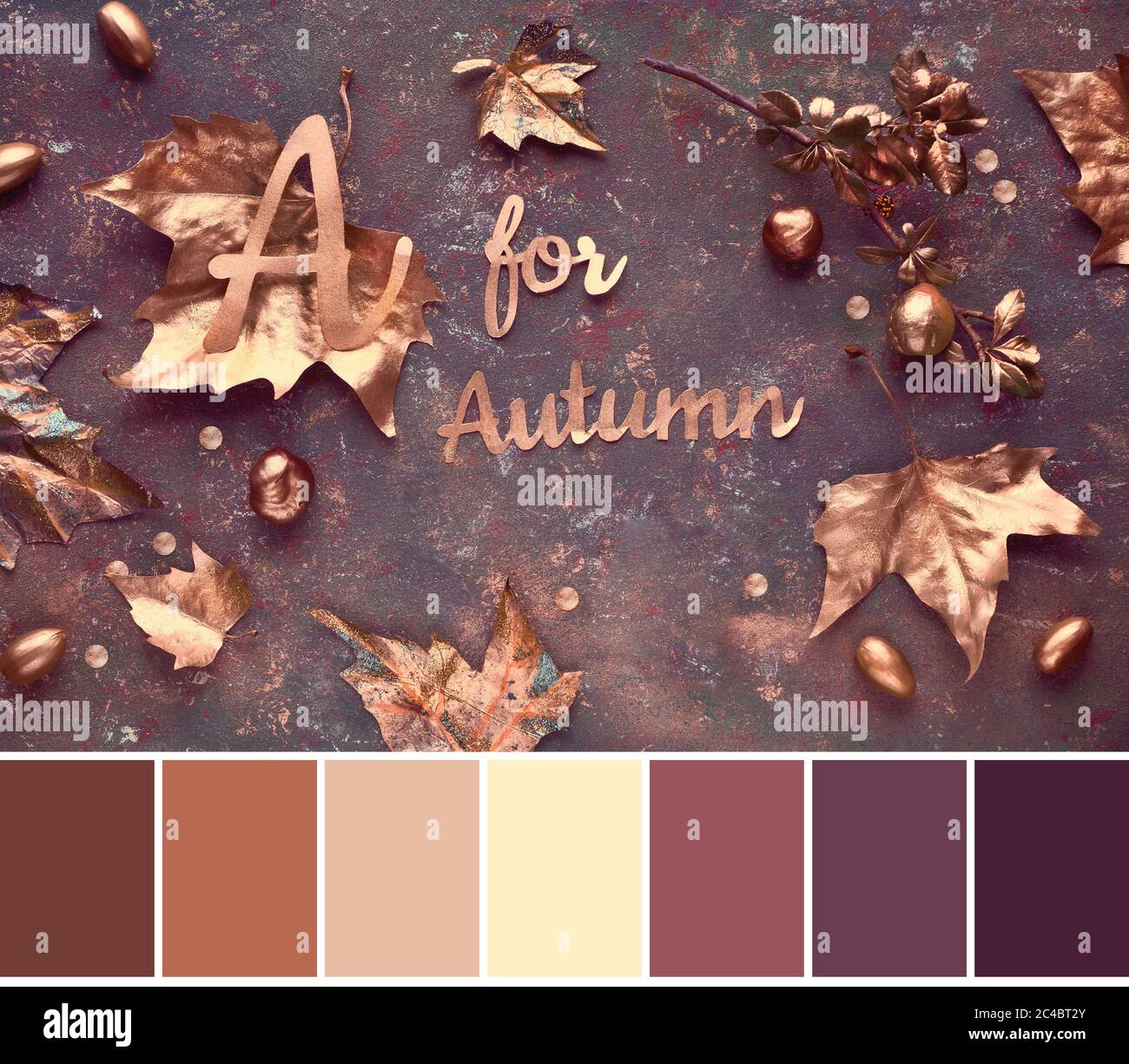 Palette de couleurs assorties de l'image élégante de la couade d'automne avec des feuilles dorées peintes et texte A pour l'automne sur le marron foncé Banque D'Images