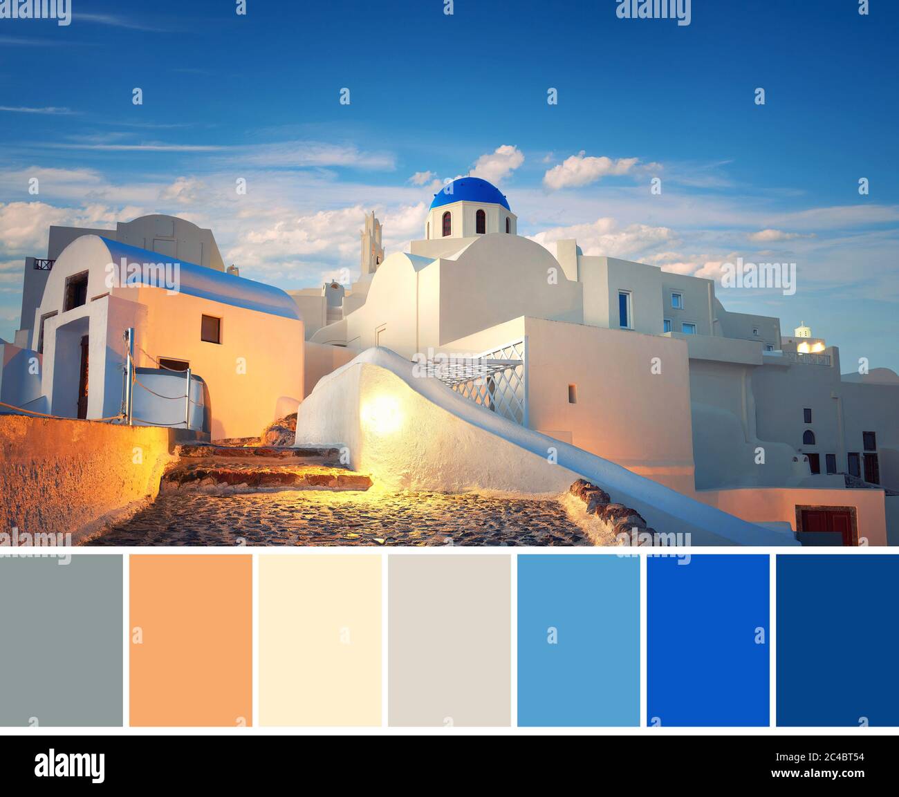 Palette de couleurs assorties de l'image de l'église locale avec coupole bleue dans le village d'Oia, île de Santorini, Grèce dans la soirée, Voyage panoramique backgroun Banque D'Images