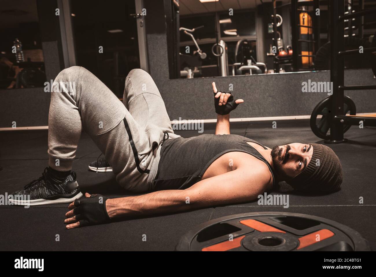 Un sportif barbu dans la salle de gym fait de la relaxation du yoga et des exercices d'arts martiaux. Yoga avantages mentaux. Banque D'Images