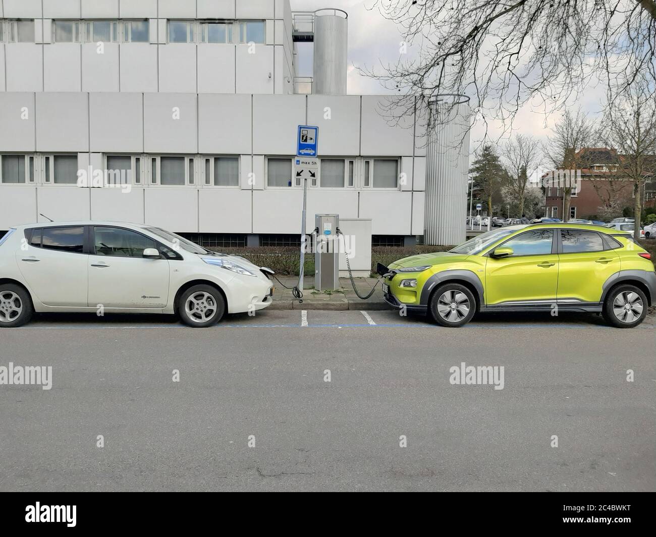 Deux voitures électroniques à un point de recharge, l'Allemagne Banque D'Images