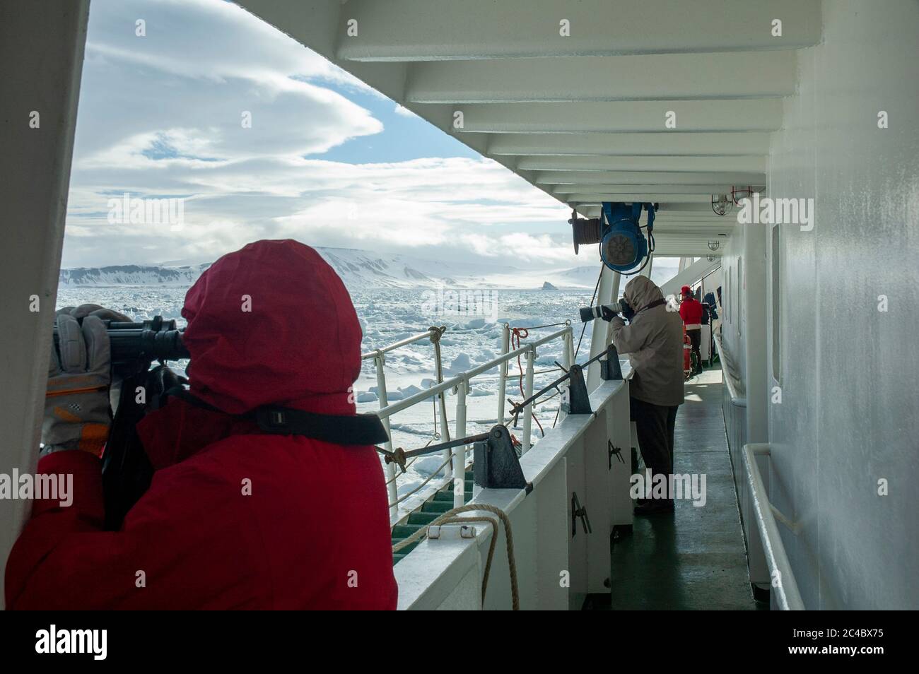 Navire traversant la glace à paquet, Norvège, Svalbard Banque D'Images