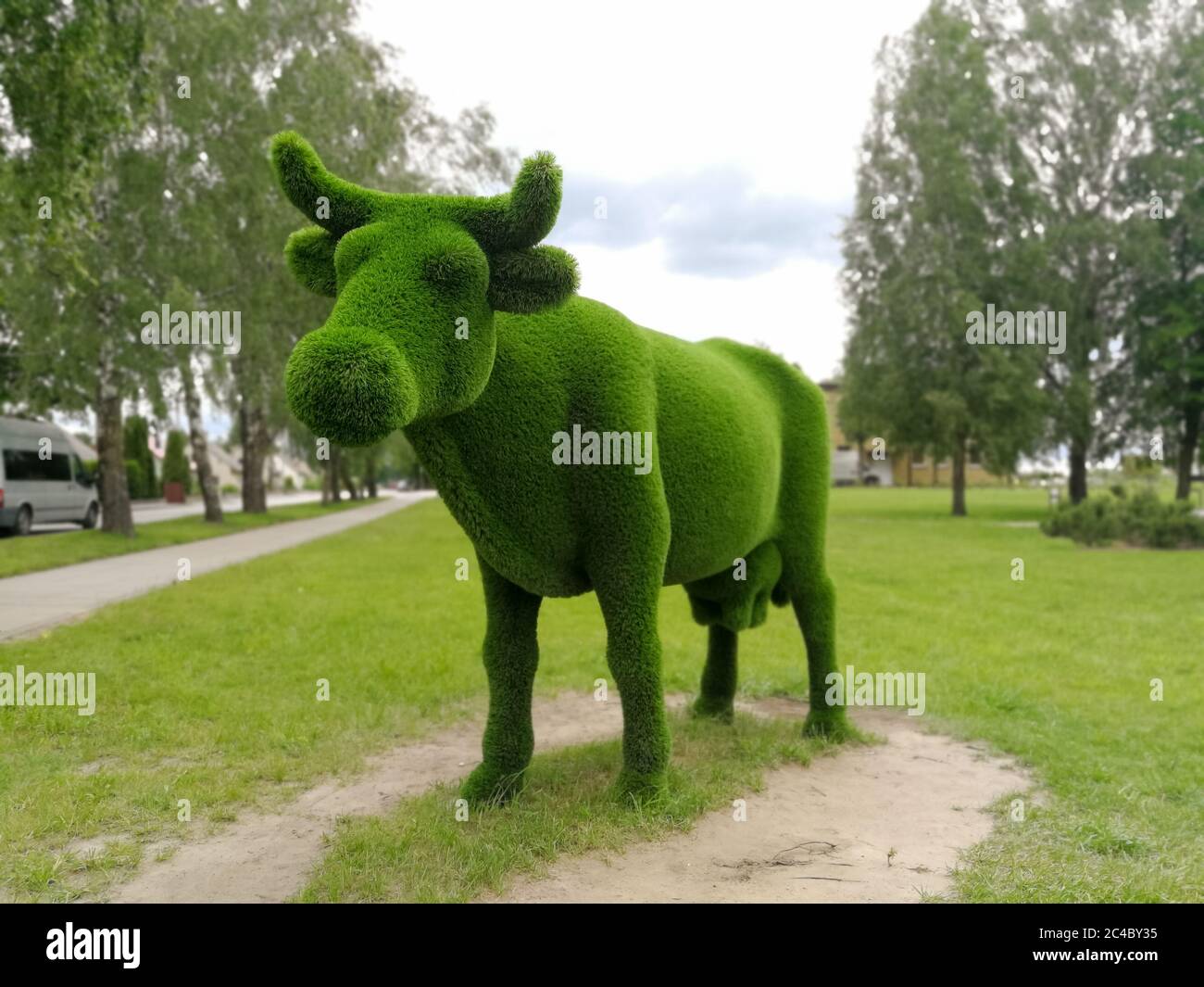 Statue en forme de vache dans le parc de la ville de Naisiai en Lituanie Banque D'Images