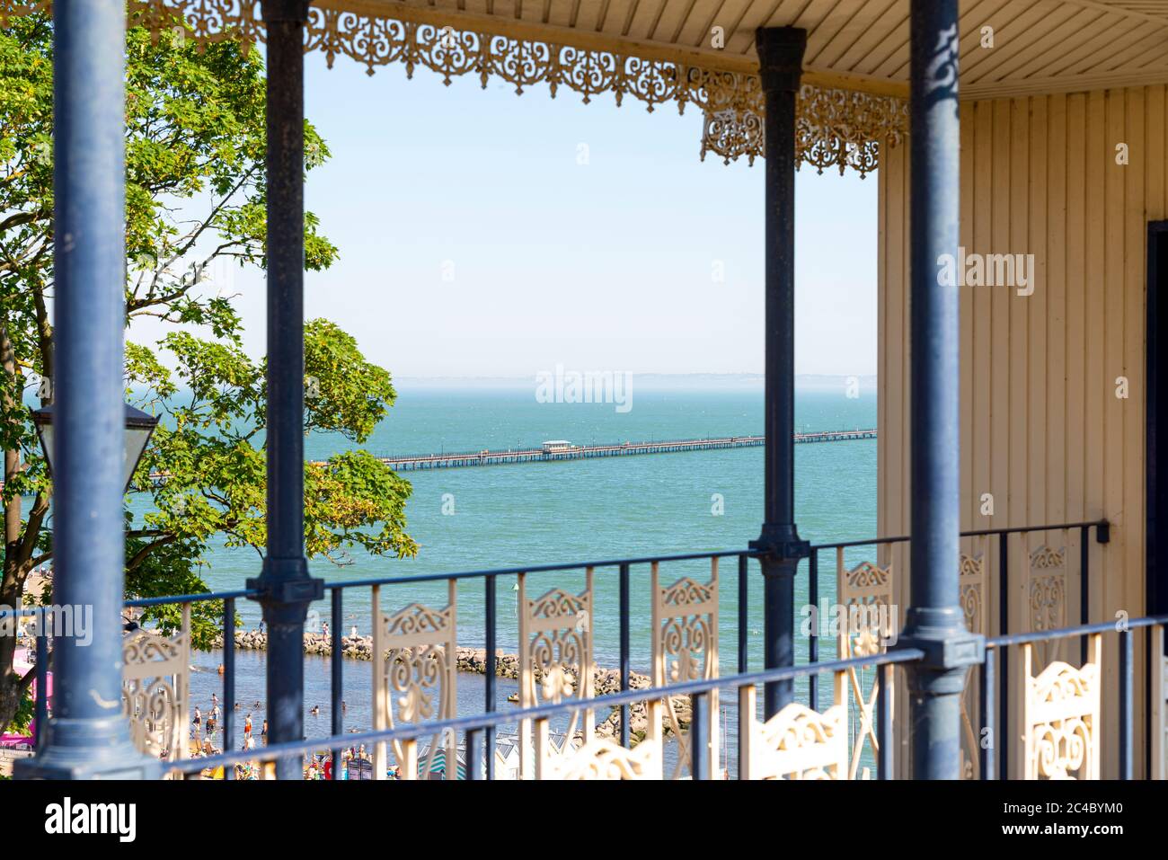 Southend Pier, encadré par Cliff Lift, au-dessus de Three Shells Beach Lagoon sur Western Esplanade, Southend on Sea, Essex, Royaume-Uni par jour ensoleillé Banque D'Images