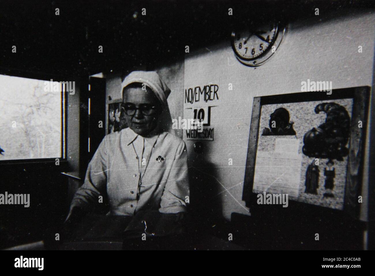 Belle photographie en noir et blanc des années 1970 d'une religieuse catholique dans son uniforme d'habitude religieuse complet. Banque D'Images