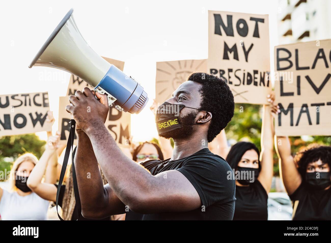 Les vies noires comptent un mouvement militant protestant contre le racisme et luttant pour l'égalité - des manifestants de différentes cultures et des manifestations raciales Banque D'Images