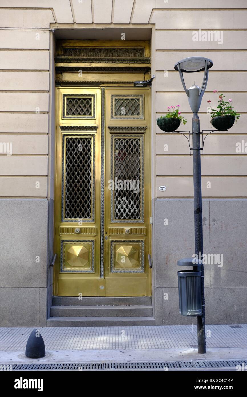 Argentine Buenos Aires - façade dans le quartier financier de Buenos Aires avec porte dorée Banque D'Images