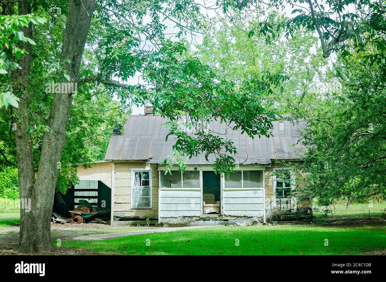 Une maison abandonnée se trouve sur le terrain de Docery Farms, le 12 août 2016, à Cleveland, Mississippi. Dockery Farms était une plantation de coton de 25,600 acres. Banque D'Images