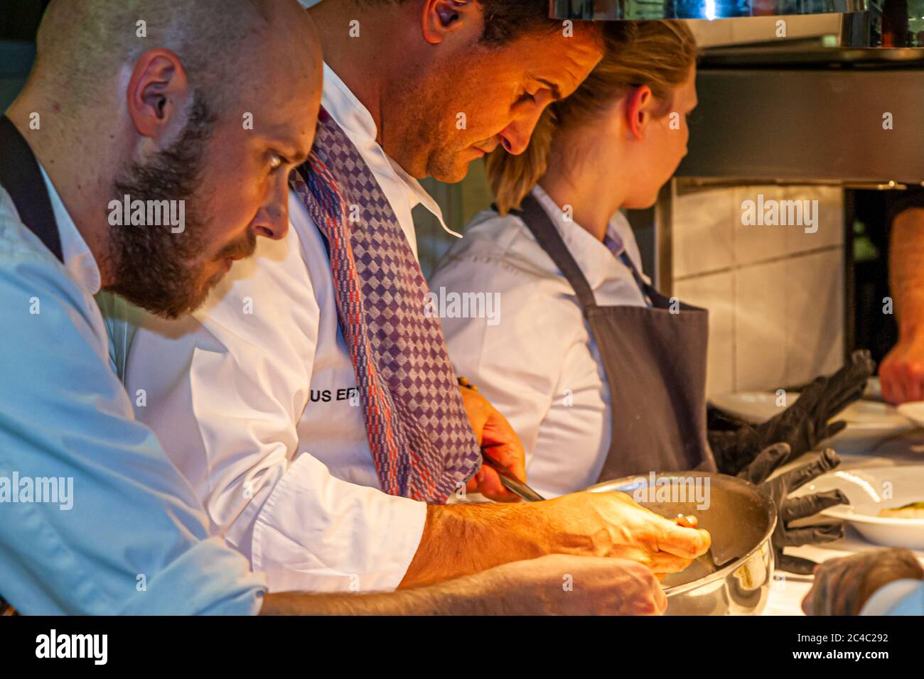 Klaus Erfort, chef allemand étoilé au Michelin, travaille en collaboration avec la brigade de cuisine au Rheingau Gourmet Festival à Hattenheim, Eltville am Rhein, Allemagne Banque D'Images