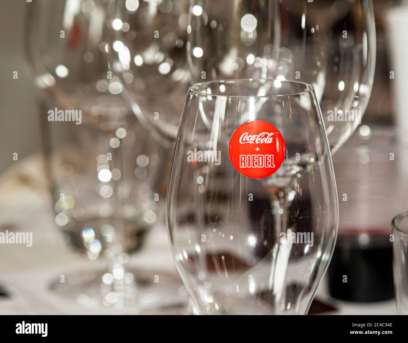 Coca Cola Glass du fabricant de verre Riedel au Rheingau Gourmet Festival à Hattenheim, Eltville am Rhein, Allemagne Banque D'Images