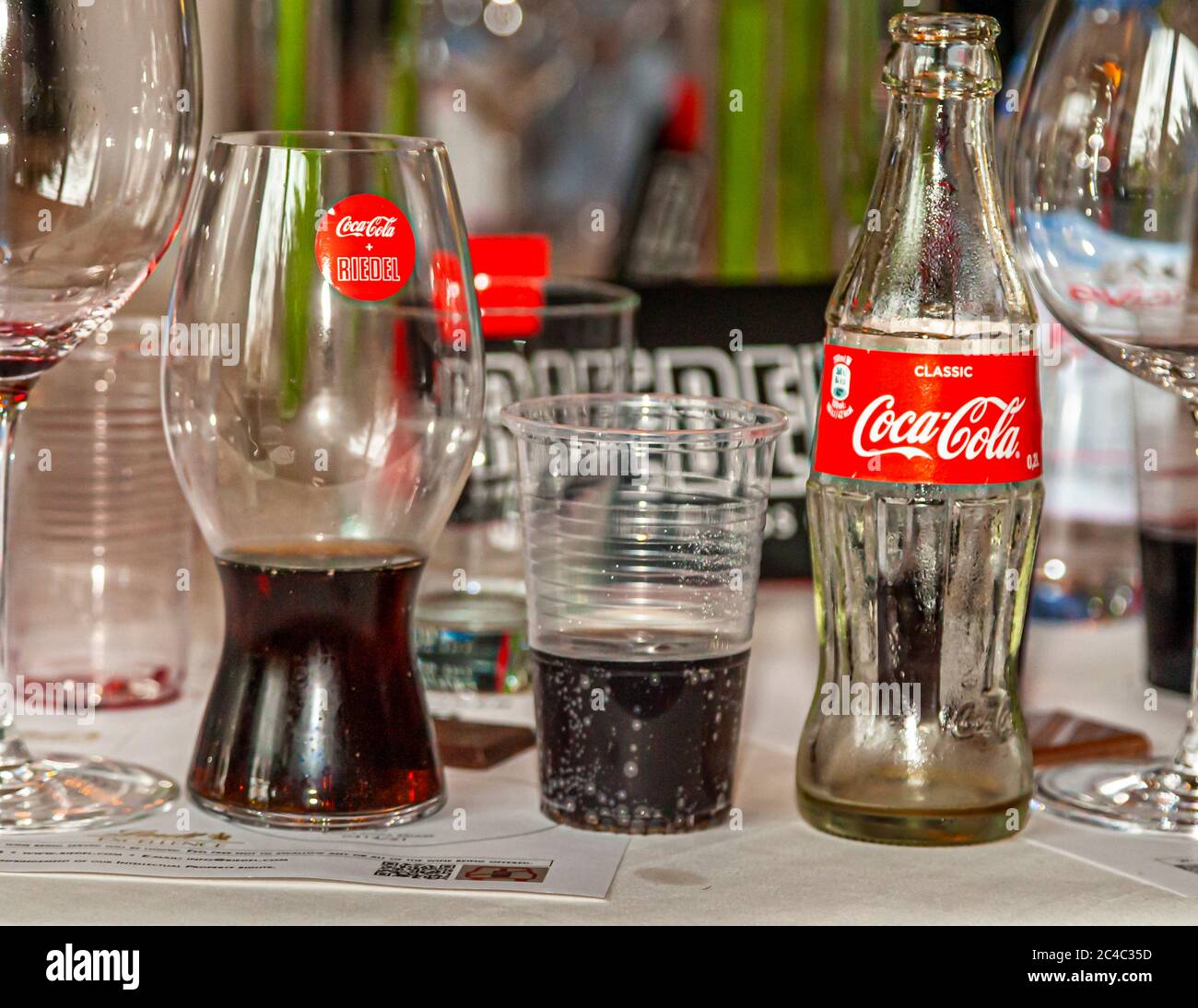 Dégustation de Coca-Cola à partir de différents verres au Rheingau Gourmet Festival à Hattenheim, Eltville am Rhein, Allemagne Banque D'Images
