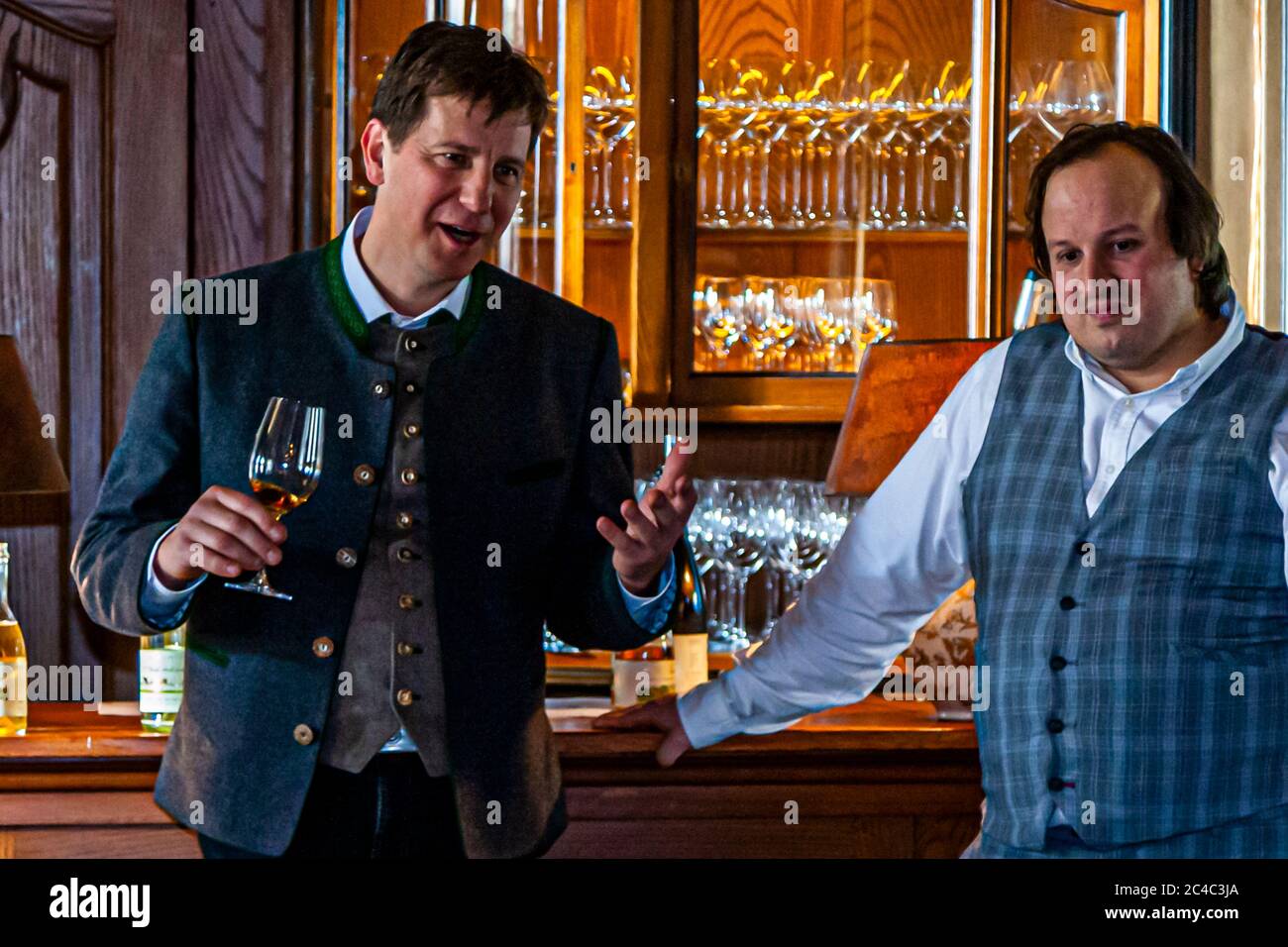 Jörg Geiger (l.) présente ses produits: Le Prisecco sans alcool est depuis longtemps socialement acceptable et une alternative valable au vin et au vin mousseux. Festival gastronomique de Rheingau à Hattenheim, Eltville am Rhein, Allemagne Banque D'Images