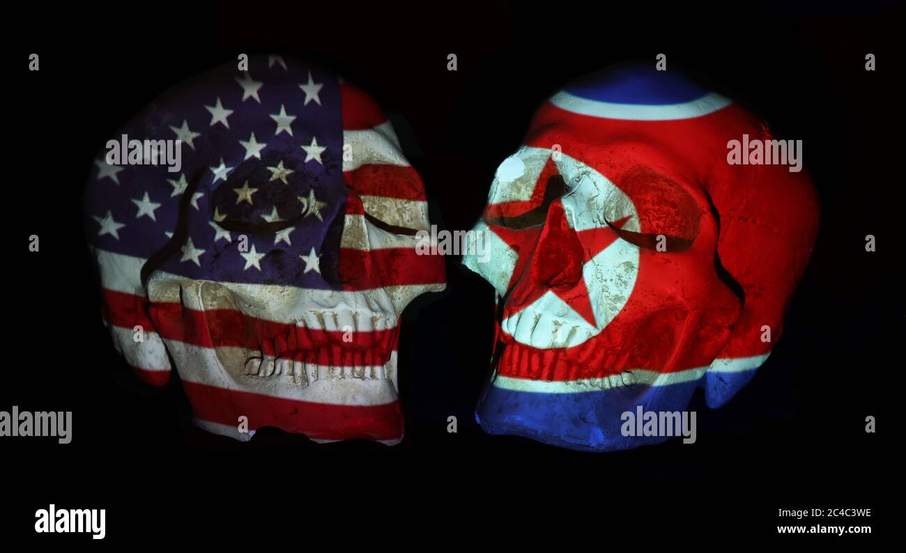 Les Etats-Unis et la Corée du Nord, dotés de l’arme nucléaire, se font face. Les drapeaux nationaux sont projetés sur des crânes réalistes. Tensions continues et Banque D'Images