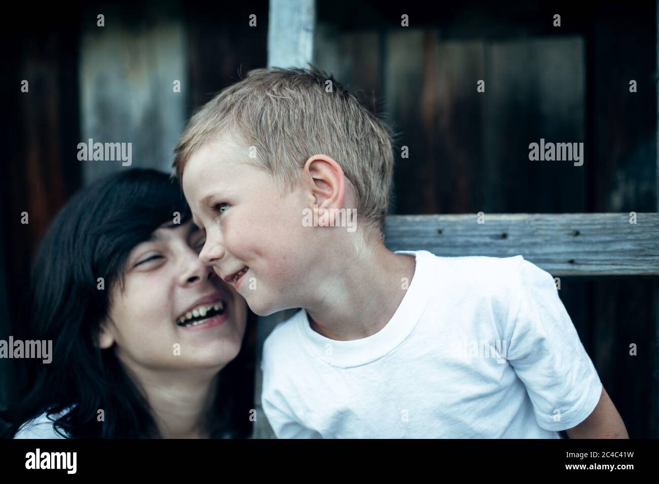 Petit garçon drôle avec sœur, gros plan portrait. Le village enfants à l'extérieur. Banque D'Images