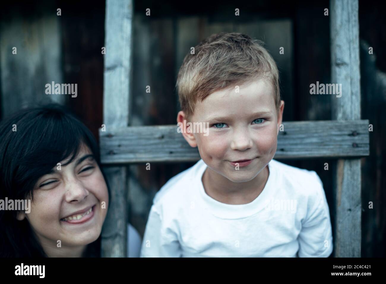 Portrait de petit garçon drôle avec sœur, gros plan. Le village enfants à l'extérieur. Banque D'Images