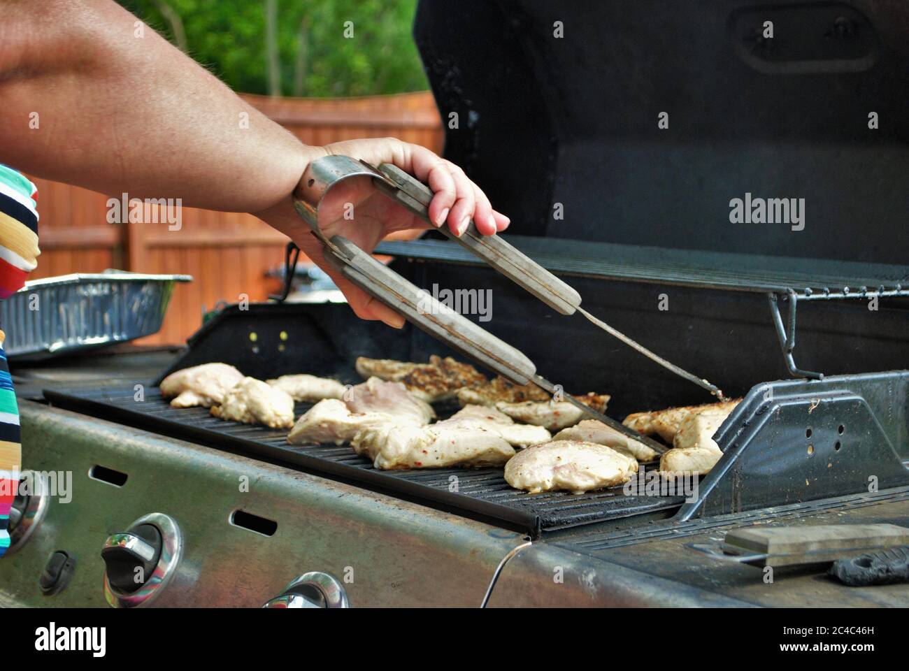 la nourriture sur le grill à une cour de cuisine Banque D'Images