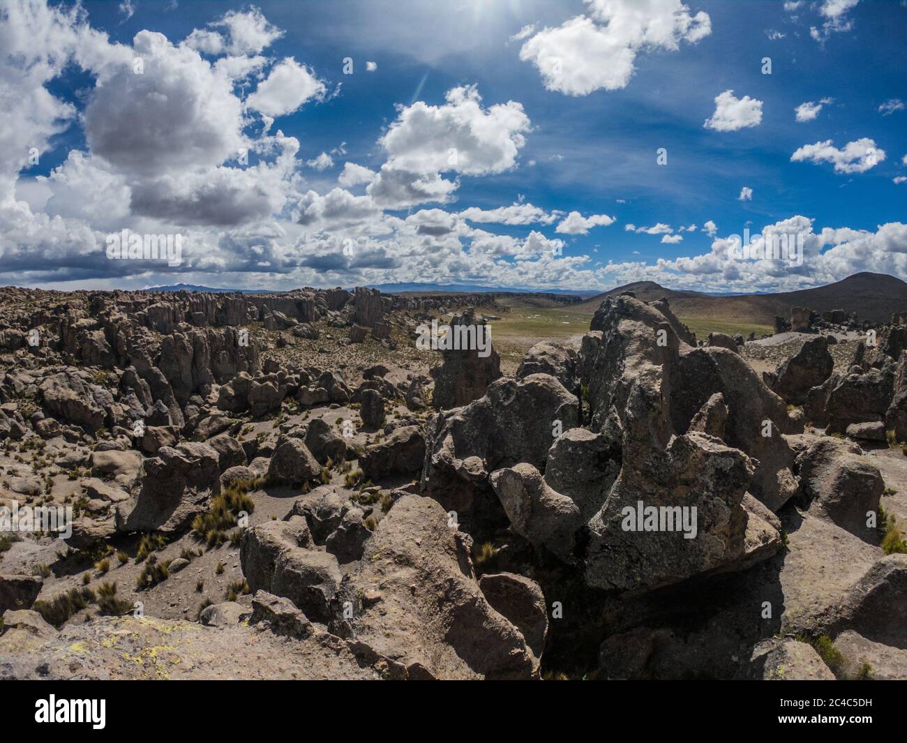grande vallée de rochers, pas de gens, nuages et ciel bleu Banque D'Images
