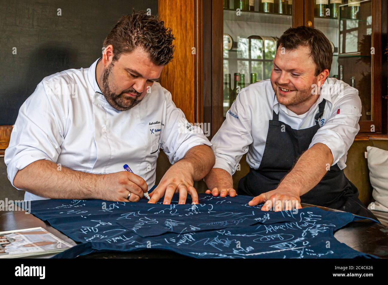 Le chef allemand Sebastian Prüßmann explique un déjeuner de pommes de terre pour le Festival gastronomique de Rheingau Banque D'Images