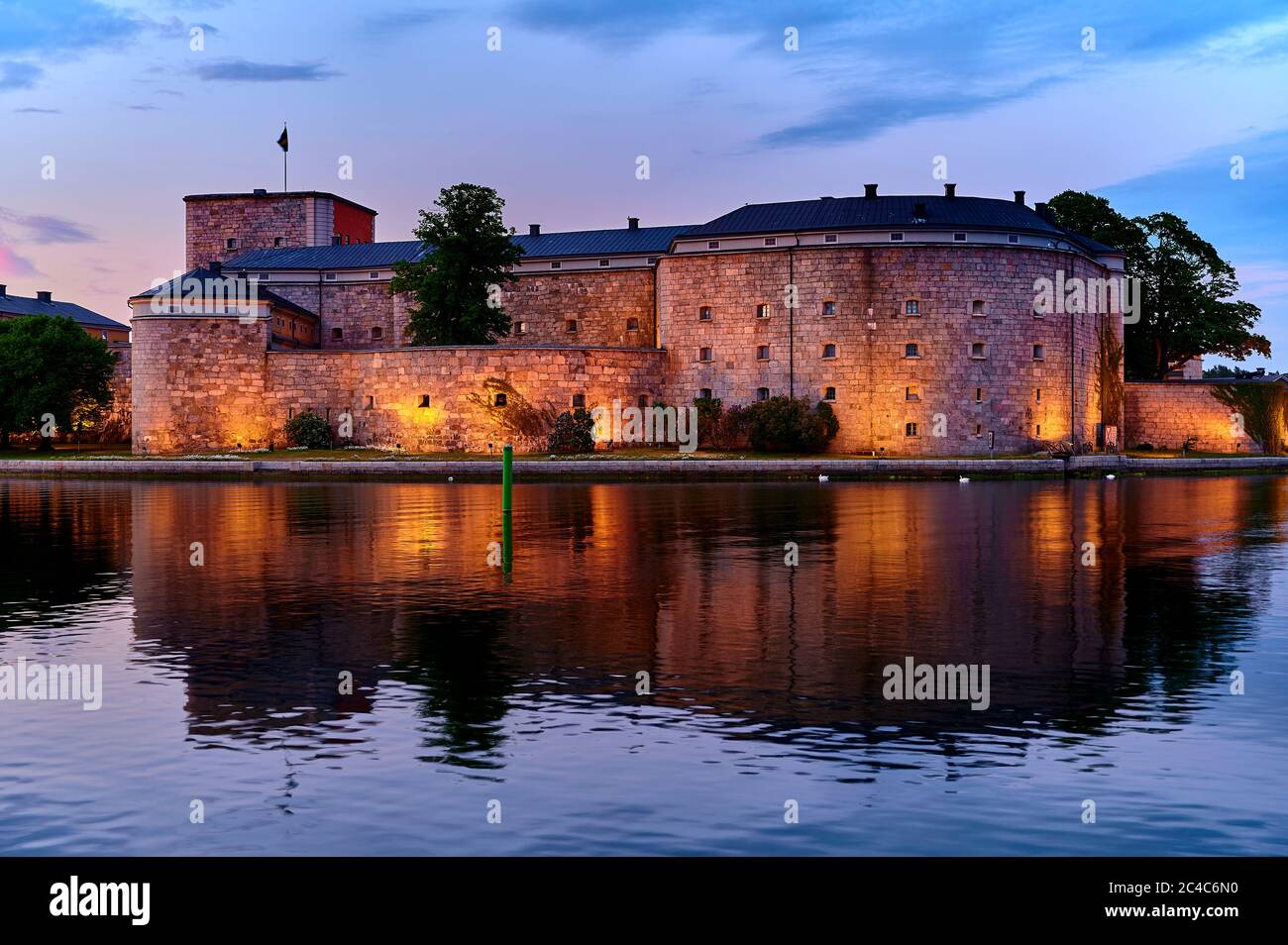 La forteresse de Vaxholms a été construite pour défendre la crique de Stockholm et est un château majestueux cette belle soirée Banque D'Images