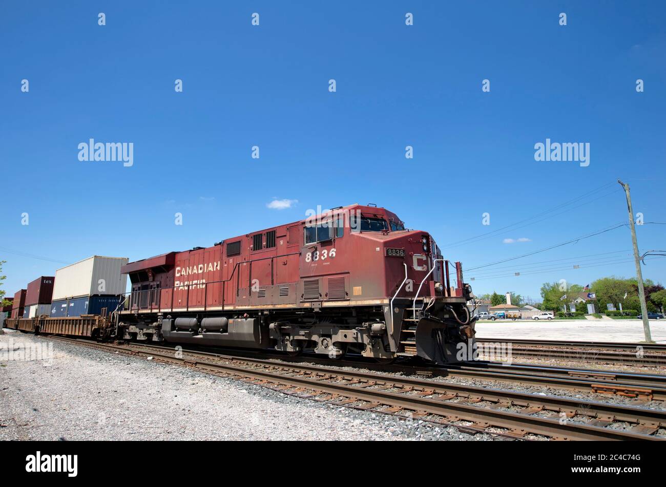 Franklin Park, Illinois, États-Unis. Une locomotive du chemin de fer canadien Pacifique effectuant un déplacement à l'est du triage de Bensenville tout en bloquant la circulation. Banque D'Images