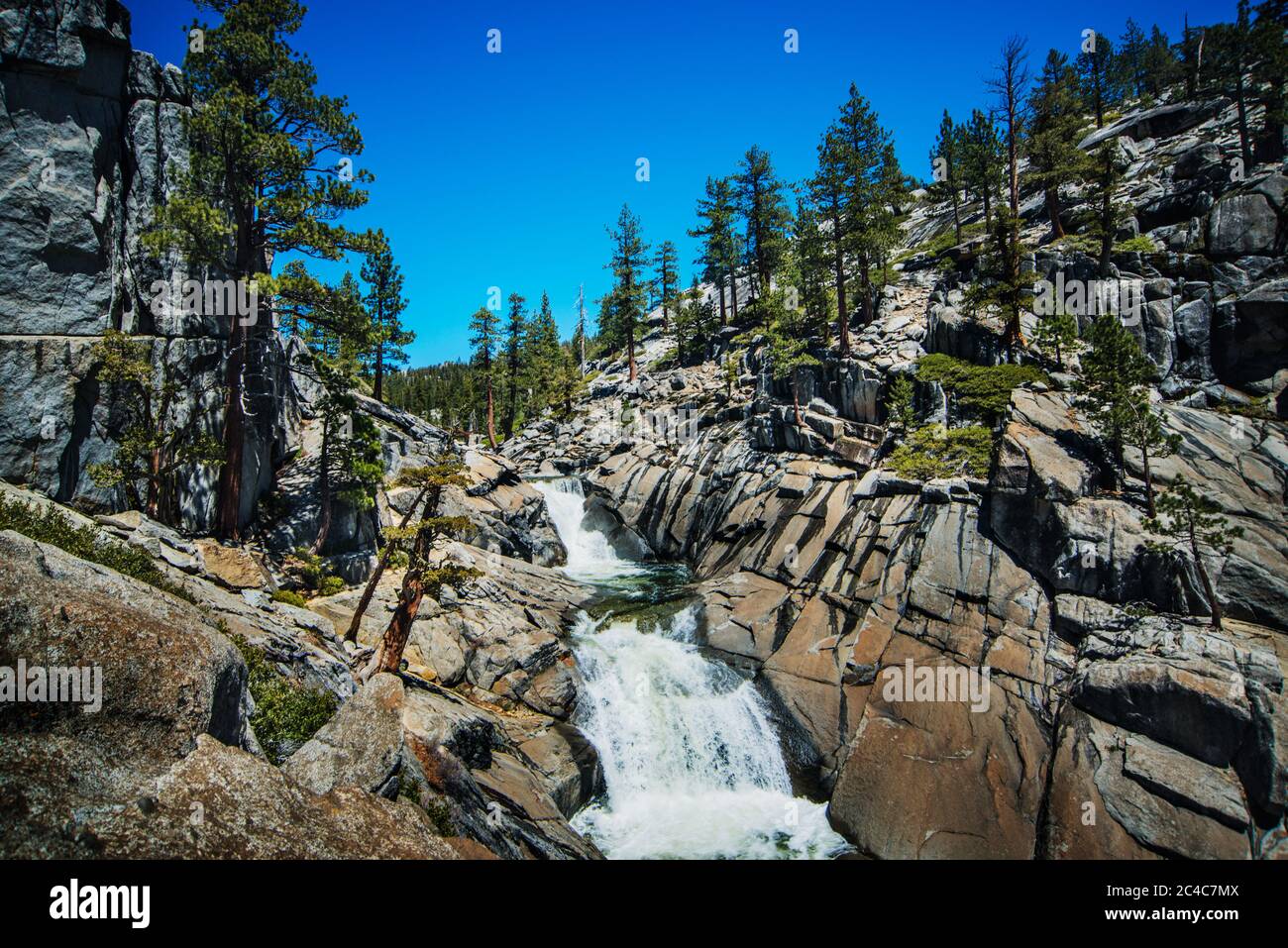 Rivière traversant le parc national de Yosemite, comté de Mariposa, Californie, États-Unis Banque D'Images