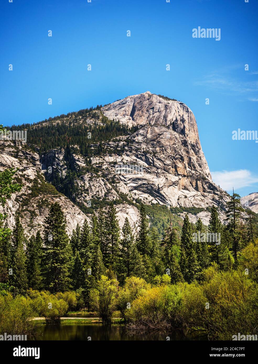 montagne surplombant le lac miroir dans le parc national de Yosemite, comté de Mariposa, Californie, États-Unis Banque D'Images