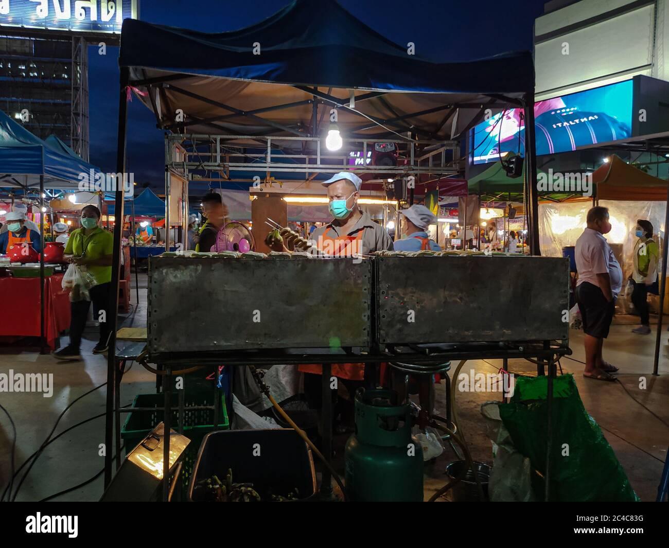 Un homme préparait de la nourriture dans le marché de nuit, Bangkok Thaïlande Banque D'Images
