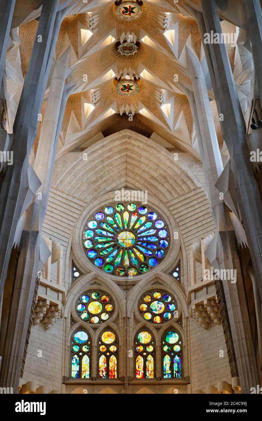 Fenêtre rose derrière l'alter de la Sagrada Familia à Barcelone Banque D'Images