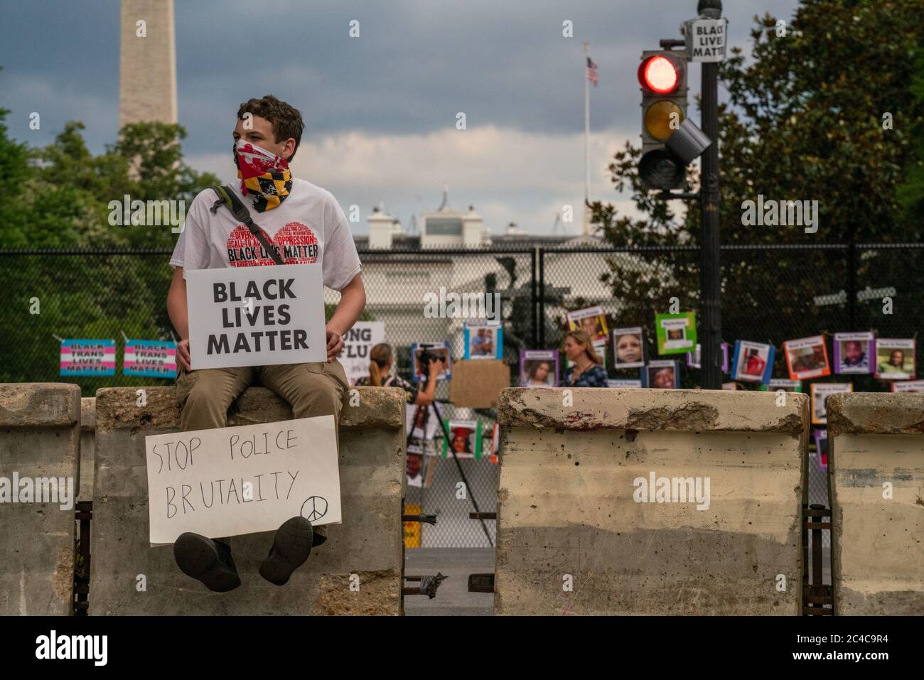 Washington, États-Unis. 25 juin 2020. Elijah Liskin, 17 ans de Denver, Colorado, est situé sur une barrière à Black Lives Matter Plaza près de la Maison Blanche à Washington, DC, le jeudi 25 juin 2020. Les protestations se poursuivent dans tout le pays au sujet de la mort d'Afro-Américains en garde à vue. Photo de Ken Cedeno/UPI crédit: UPI/Alay Live News Banque D'Images
