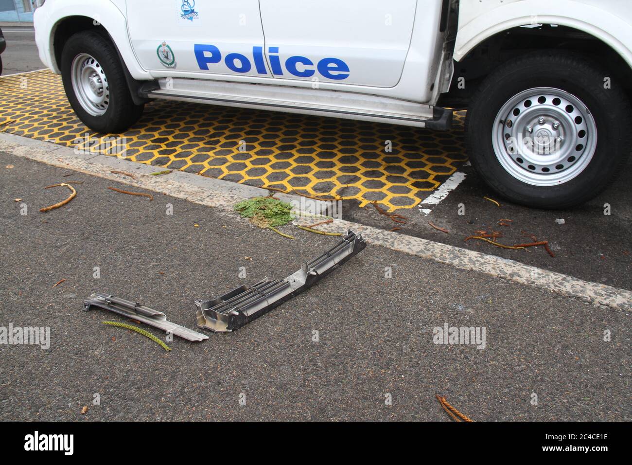 Un morceau de l'avant de la voiture sur le trottoir de Campbell Parade, qui est la route au-dessus de Bondi Beach. Banque D'Images