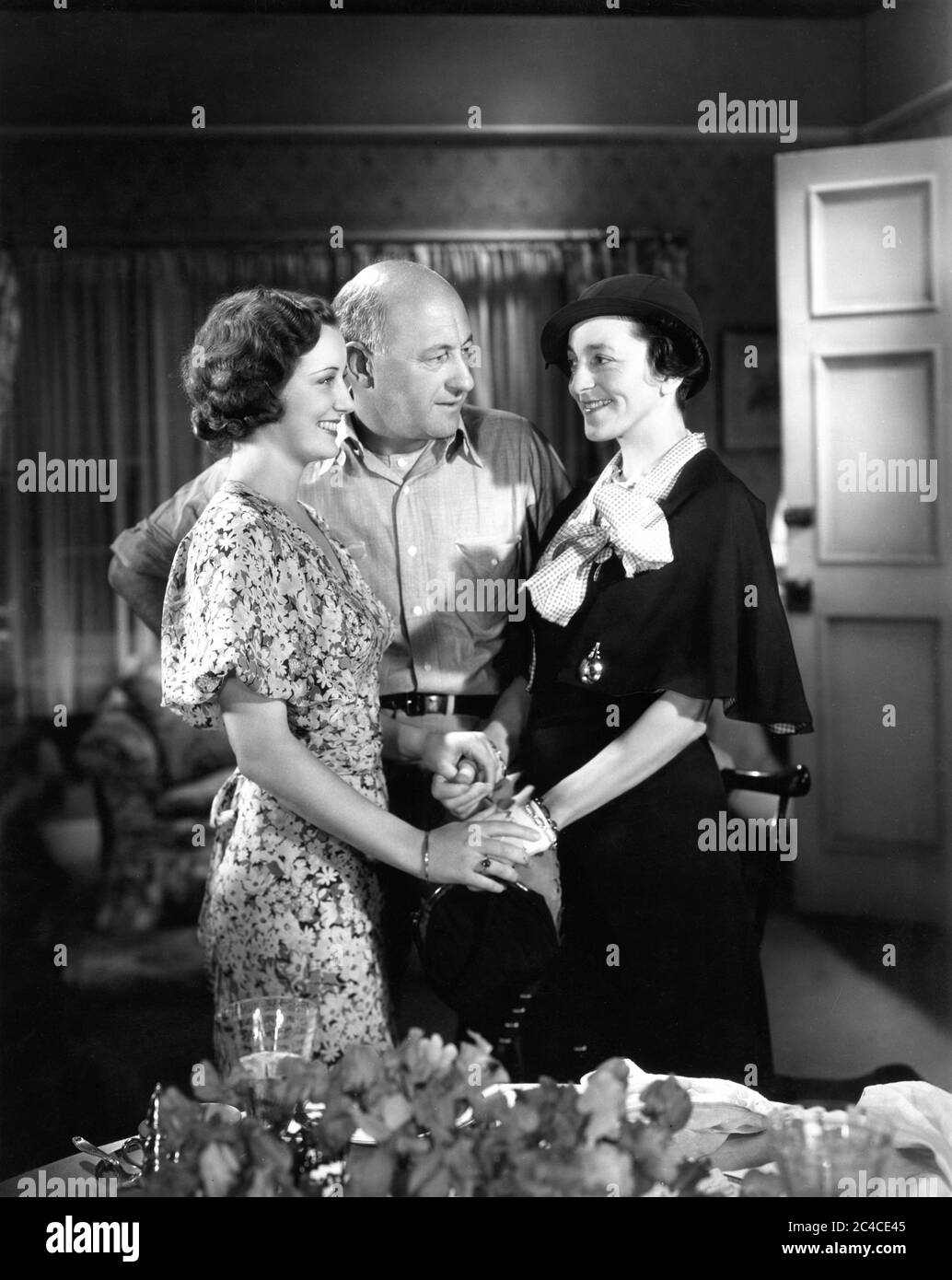 Le réalisateur CECIL B. Demille présente sa dernière découverte JUDITH ALLEN au visiteur ELSIE JANIS sur scène candide pendant le tournage DE CE JOUR ET DE L'ÉCRIVAIN DE 1933 ANS Bartlett Cormack Paramount Pictures Banque D'Images