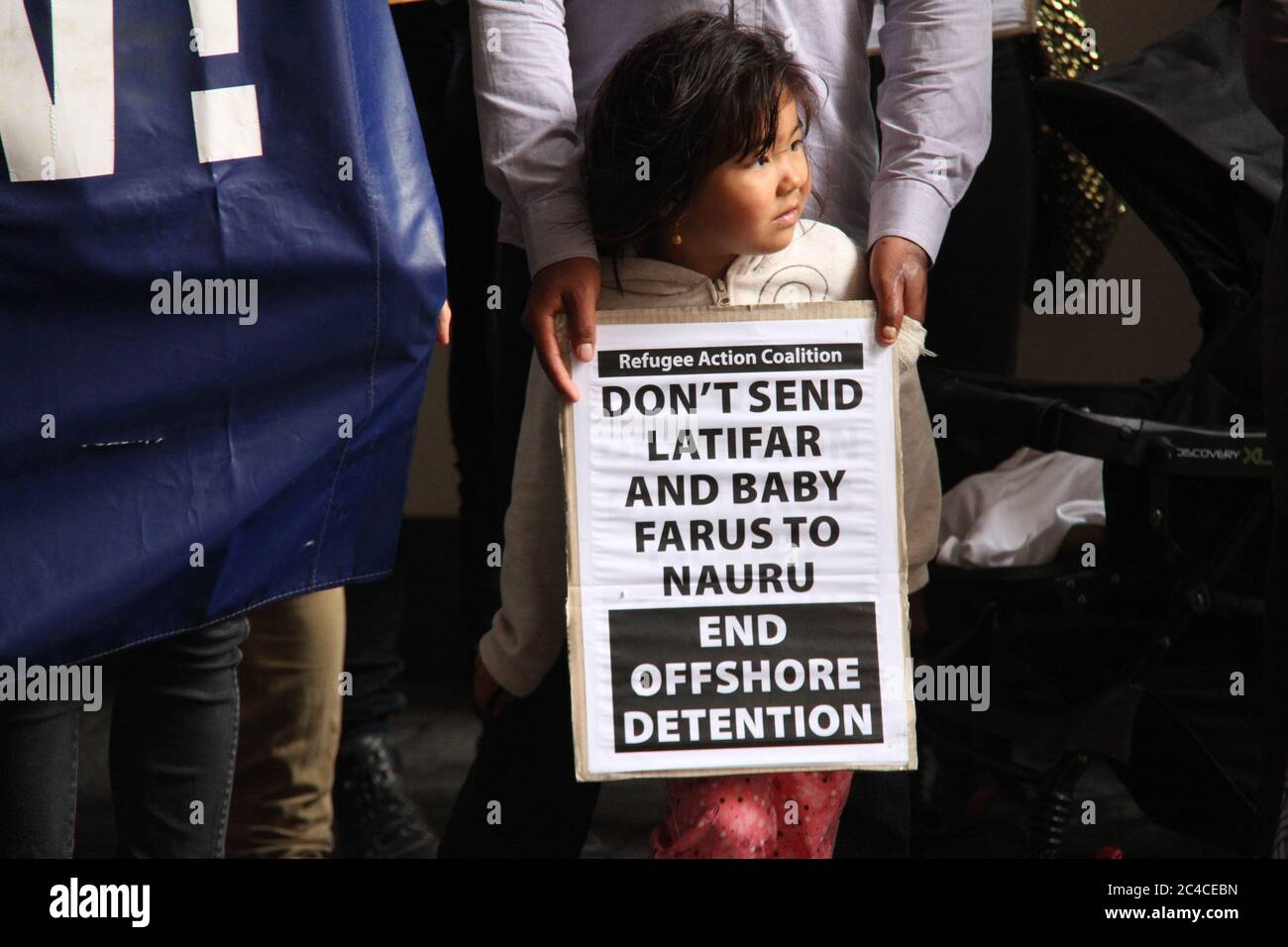 Ce qui semble être une fille afghane Hazara ethnique avec son père protestent lors d'un rassemblement à l'extérieur du ministère de l'Immigration et de la Citoyenneté à l'aga de Sydney Banque D'Images