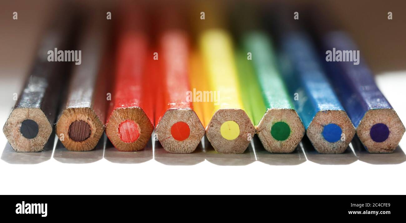 Une ligne de crayons de couleur aux couleurs arc-en-ciel du mouvement LGBTQ+. Notion d'égalité des droits en matière de lutte contre la discrimination alétramérindienne. Banque D'Images