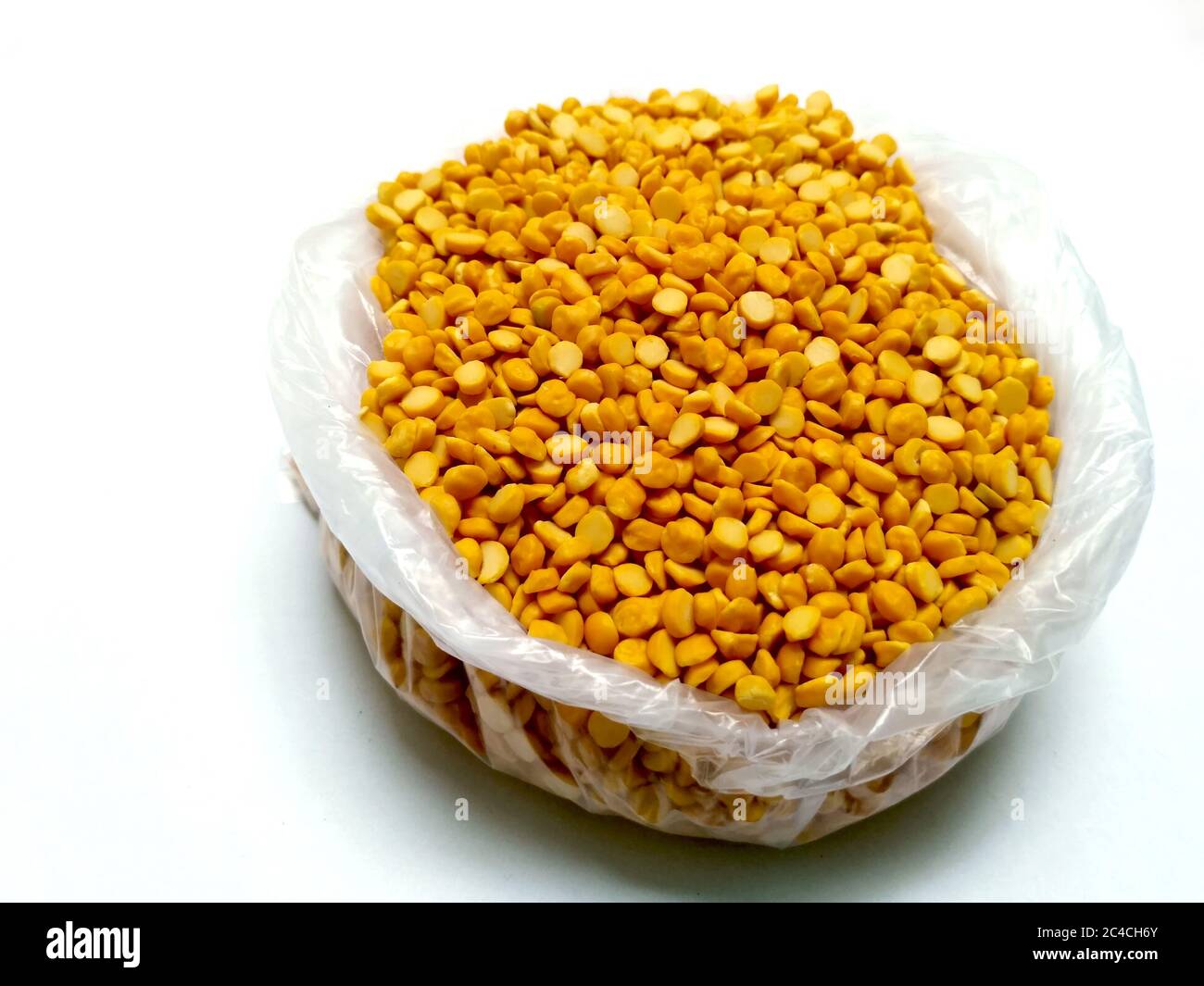 Le pois chiche en deux parties est également connu sous le nom de pois chiches à la Chana, pois chiches jaunes, lentilles de pois chiches séchées ou pois chiches isolés sur fond blanc Banque D'Images