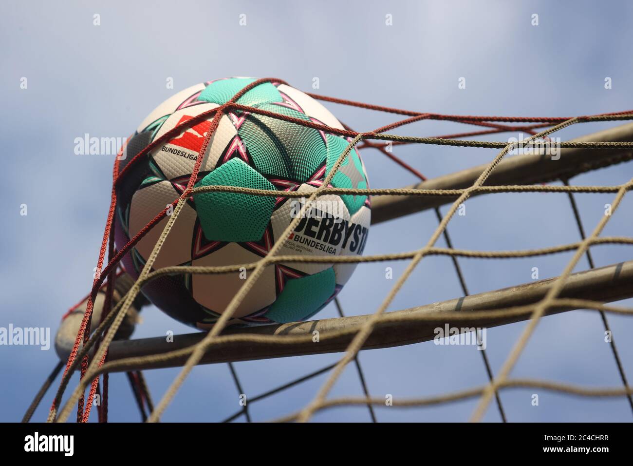 Dulmen, Allemagne. 26 juin 2020. Firo : 25.06.2020 football, 2020/2021 ballon de la nouvelle saison de Derbystar, dans le but net, but, déposant, fond, ballon, ballon de la saison 2020/2021 DERBYSTAR présente le ballon officiel de la 1.Bundesliga et 2.Bundesliga pour la saison 2020/21, Derbystar Bundesliga brillant APS Spielball 2020/21 | usage dans le monde crédit: dpa/Alay Live News Banque D'Images