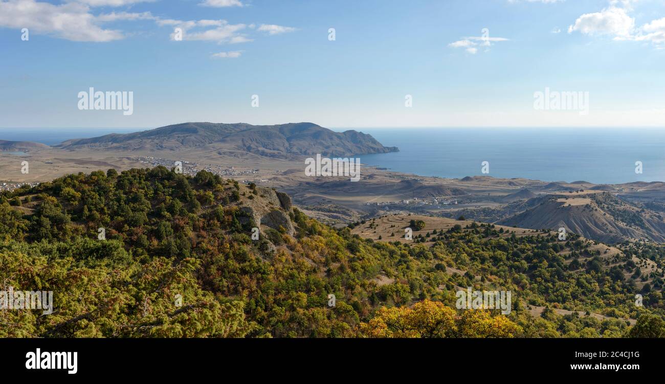 Vue panoramique panoramique panoramique vers le cap de Meganom et la vallée de Kapsel depuis la montagne ai-Georgiy près de la ville de Sudak, Crimée, Russie. Banque D'Images