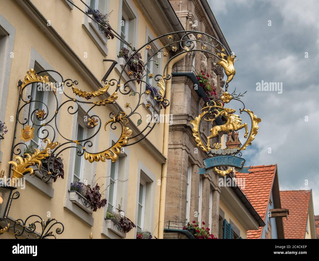 Panneau traditionnel dans le centre-ville de Rothenburg ob der Tauber, Allemagne Banque D'Images