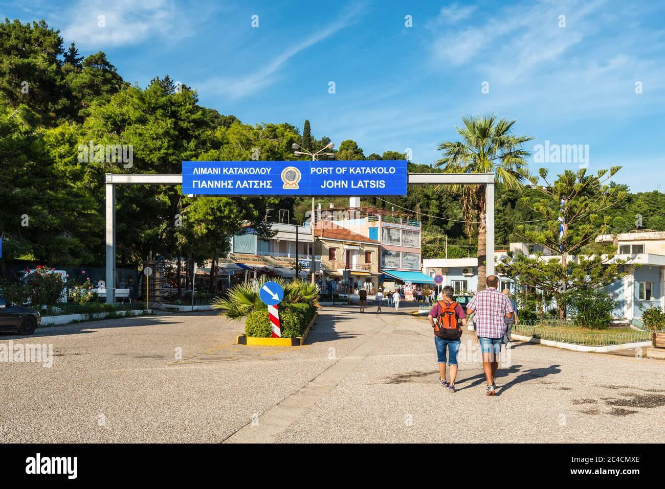 Katakolo, Grèce - 11 novembre 2019 : les voyageurs de croisière viennent à terre dans le port de Katakolo (Olimpia), Grèce. Banque D'Images