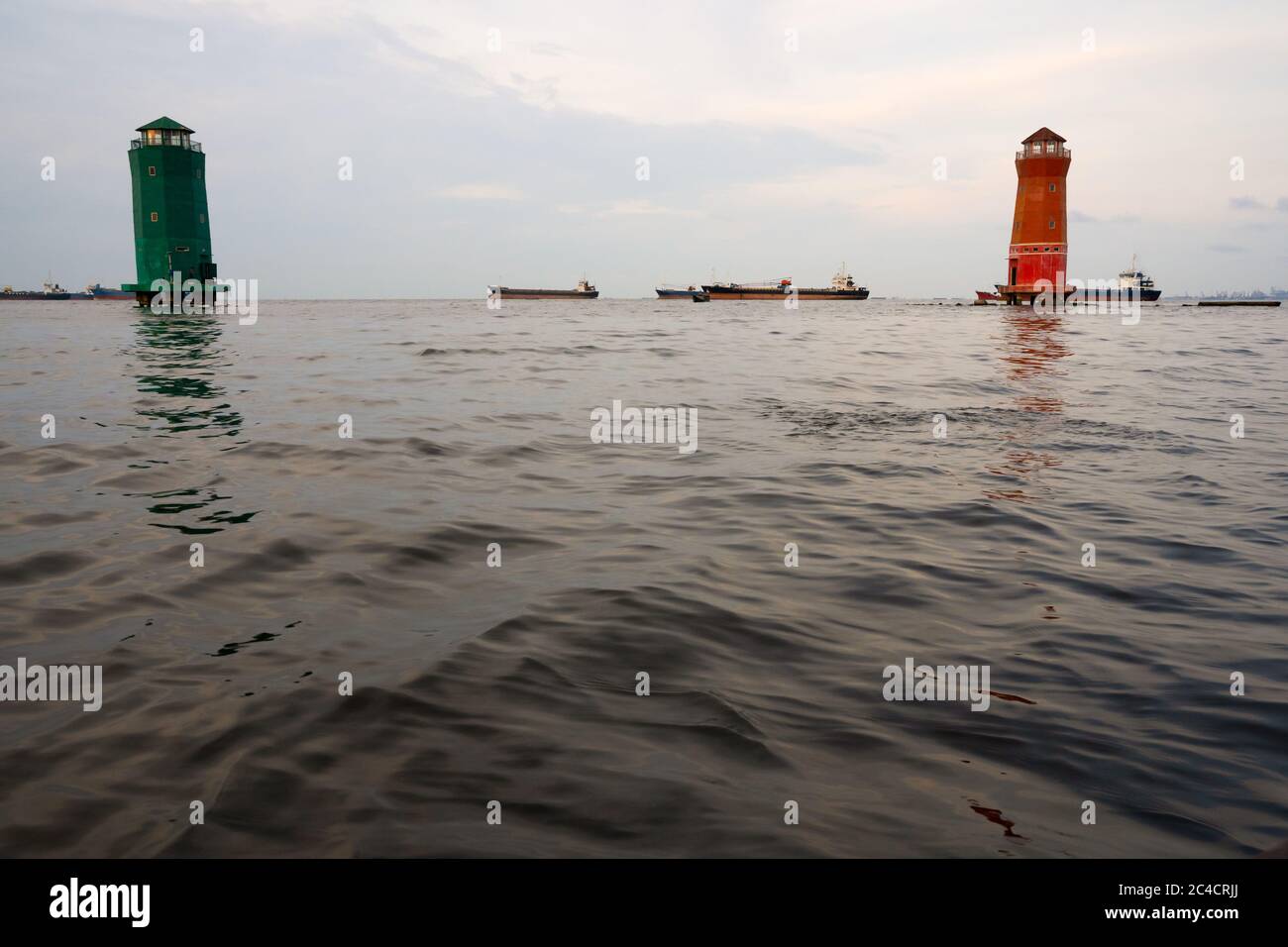 Phares jumeaux à l'entrée du port de Sunda Kelapa à Jakarta, Indonésie. Banque D'Images