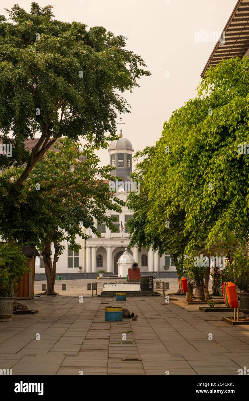 Vue bordée d'arbres sur le musée d'histoire de Jakarta, également connu sous le nom de musée Fatahillah. Banque D'Images