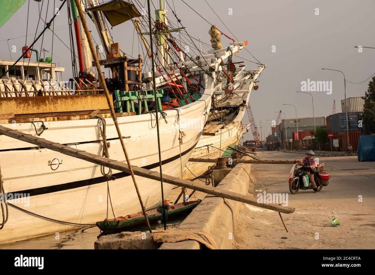 JAKARTA-28 MARS 2020 : un local livre de la nourriture et des fournitures aux navires amarrés au port de Sunda Kelapa à Jakarta le 28 mars 2020. Banque D'Images