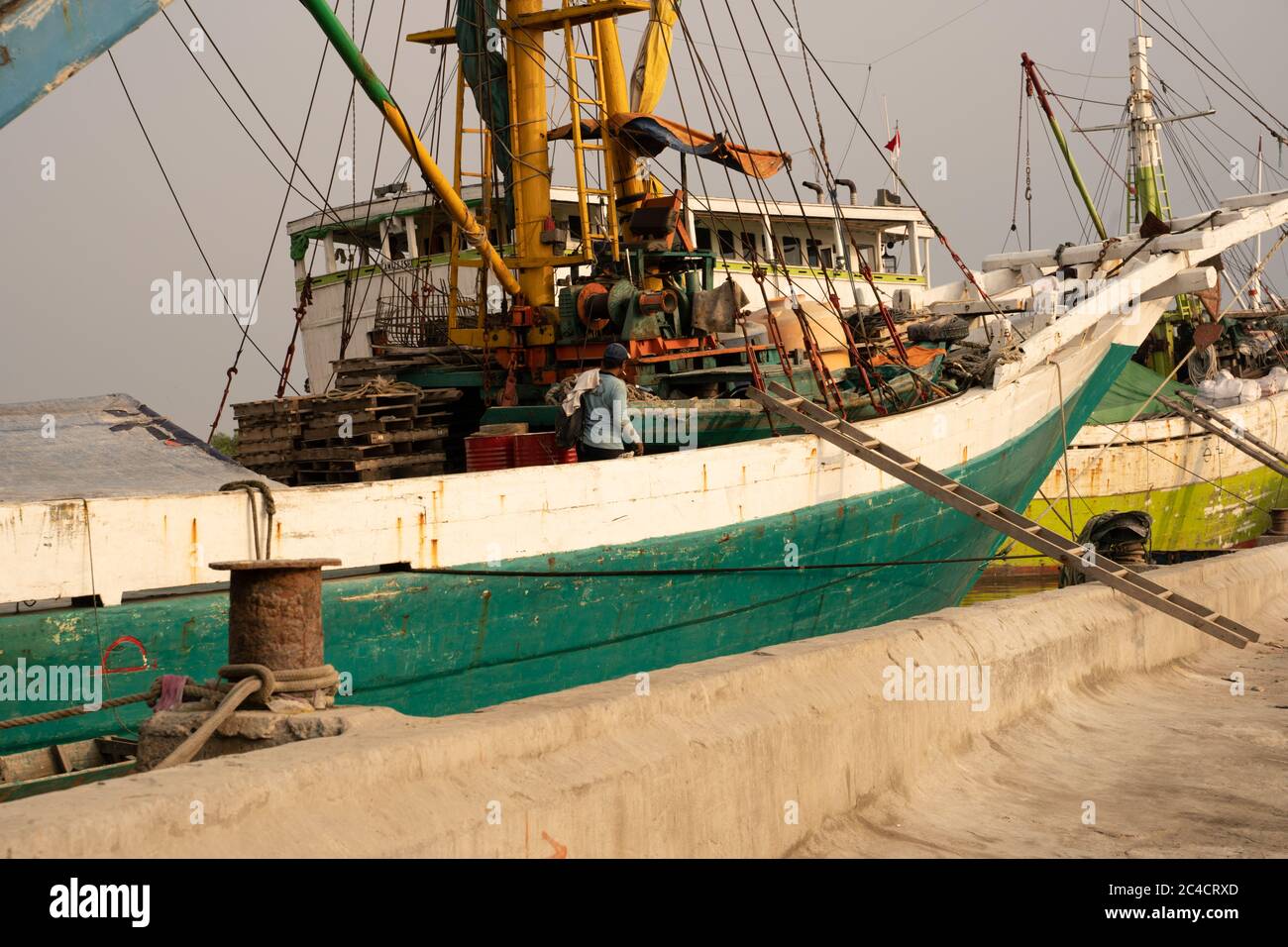 Un armateur se dirigeant à terre pour son week-end de vacances à Sunda Kelapa Habour à Jakarta. Banque D'Images